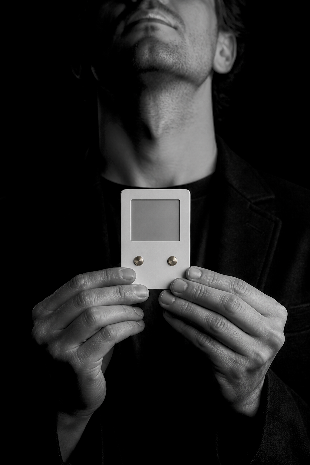 Person holding the Signet ceramic wallet, looking up